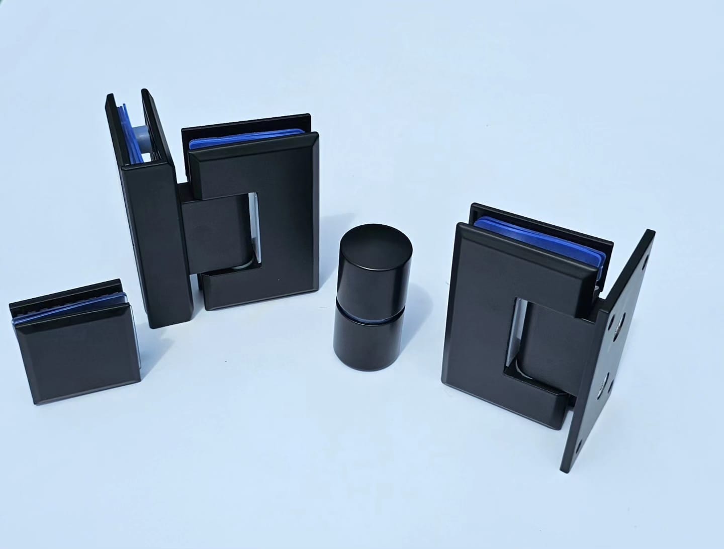 Puerta para Ducha Sistema Batiente con Vidrio Temperado Claro esp 8 mm - Accesorios Negro Mate