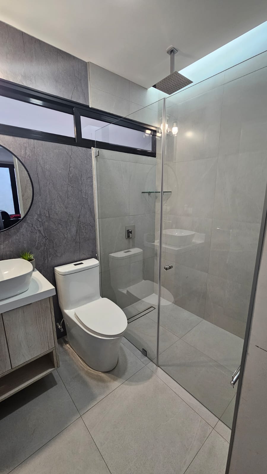 Puerta para Ducha Sistema Batiente con Vidrio Temperado Claro esp 8 mm - Accesorios Satinados o Cromados