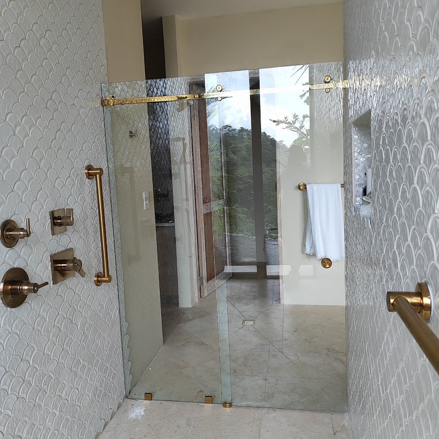 Puerta para Ducha Sistema Corredizo Modelo Lusso con Vidrio Temperado Claro esp 8 mm - Accesorios Dorados