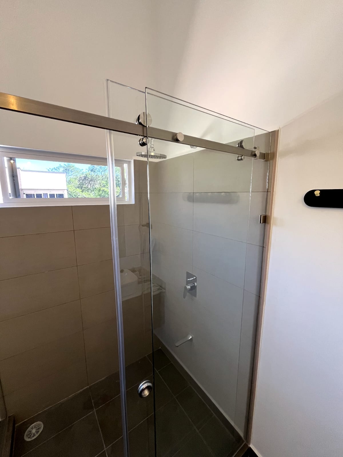 Puerta para ducha Sistema Corredizo Modelo Lusso con Vidrio Temperado Claro esp 8 mm - Modulación 90 Grados - Apertura de una Puerta - Accesorios Cromados o Satinados