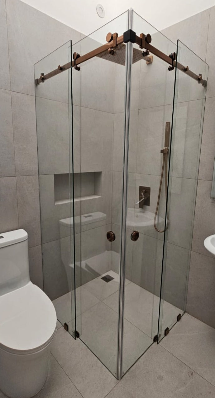 Puerta para ducha Sistema Corredizo Modelo Lusso con Vidrio Temperado Claro esp 8 mm - Modulación en L - Apertura de ambas Puertas - Accesorios Color Bronce