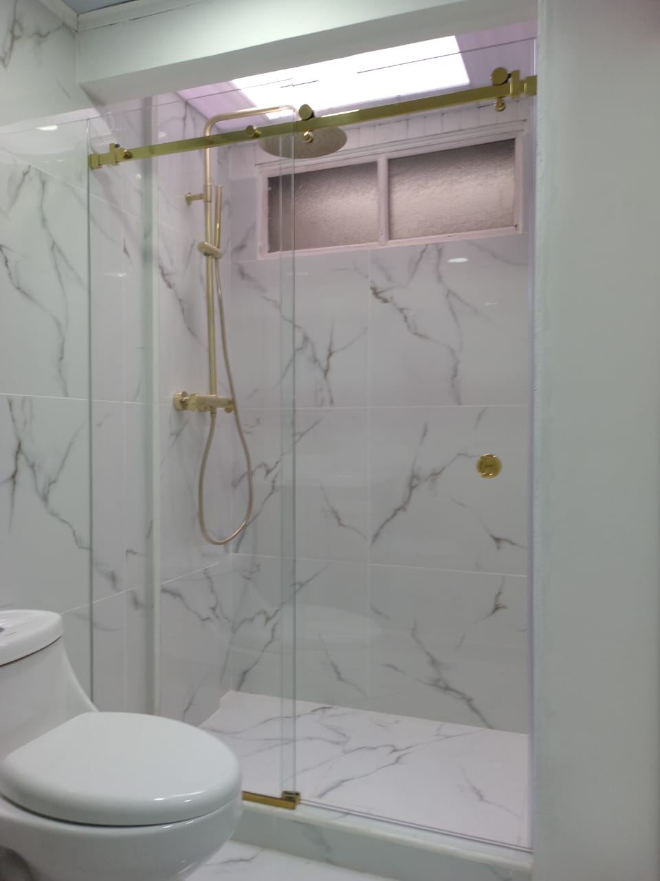Puerta para Ducha Sistema Corredizo Modelo Lusso con Vidrio Temperado Claro esp 8 mm - Accesorios Dorados