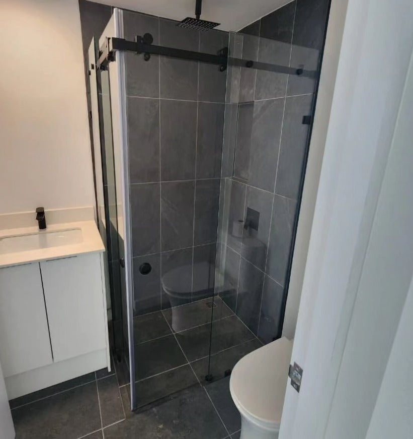 Puerta para ducha Sistema Corredizo Modelo Lusso con Vidrio Temperado Claro esp 8 mm - Modulación 90 Grados - Apertura de ambas Puertas - Accesorios Color Negro