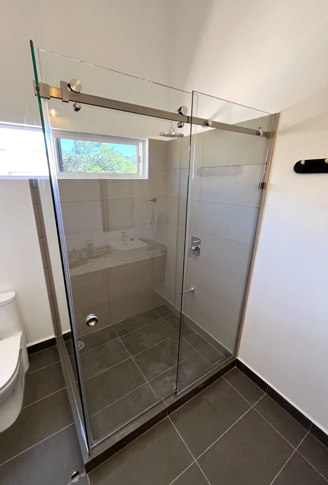 Puerta para ducha Sistema Corredizo Modelo Lusso con Vidrio Temperado Claro esp 8 mm - Modulación 90 Grados - Apertura de una Puerta - Accesorios Cromados o Satinados