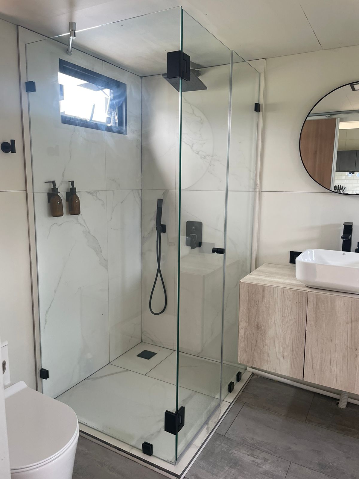 Puerta para ducha Sistema Batiente con Vidrio Temperado Claro esp 8 mm - Modulación en L - Accesorios negro mate