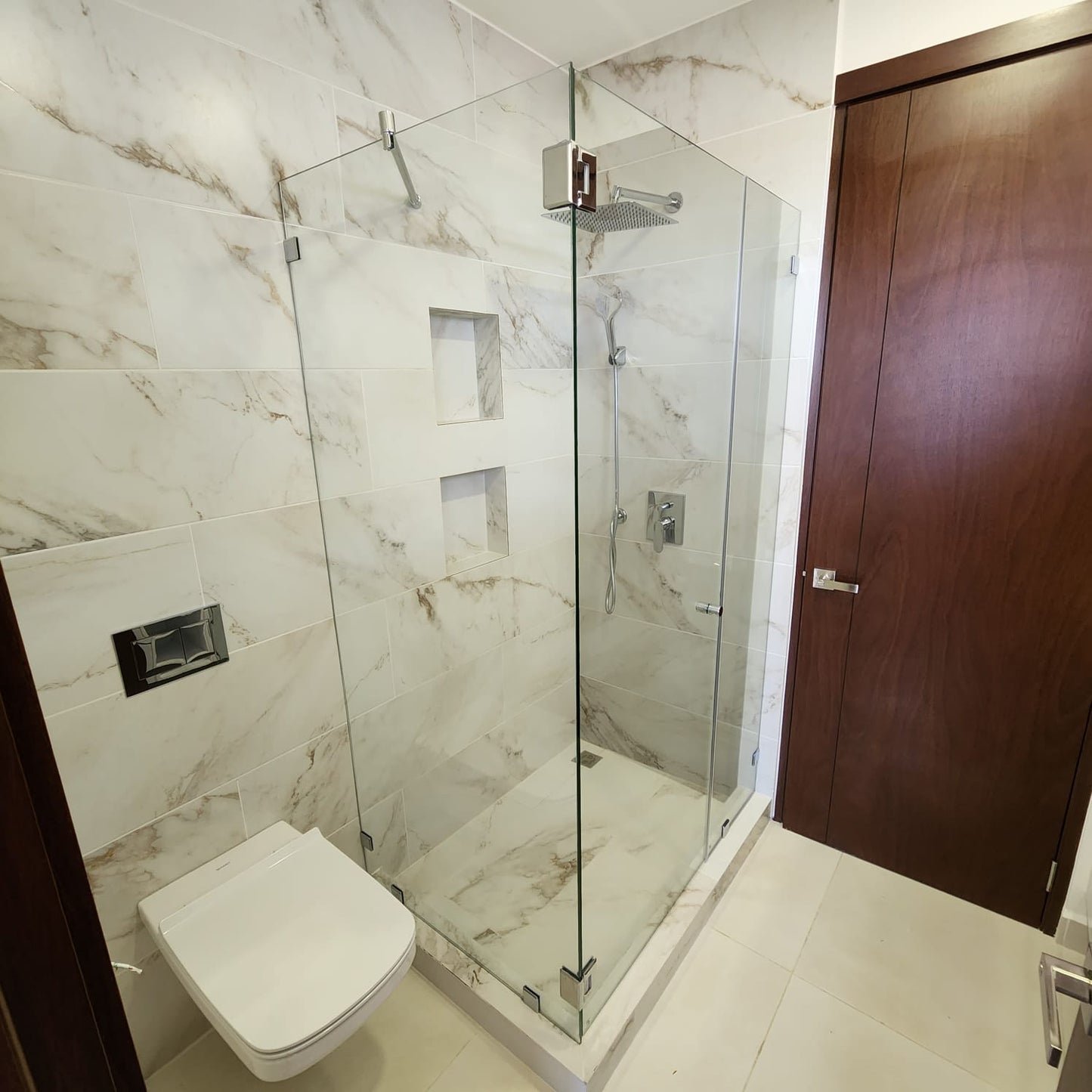Puerta para Ducha Sistema Batiente con Vidrio Temperado Claro esp 8 mm - Modulación 90 Grados - Accesorios Cromados o Satinados
