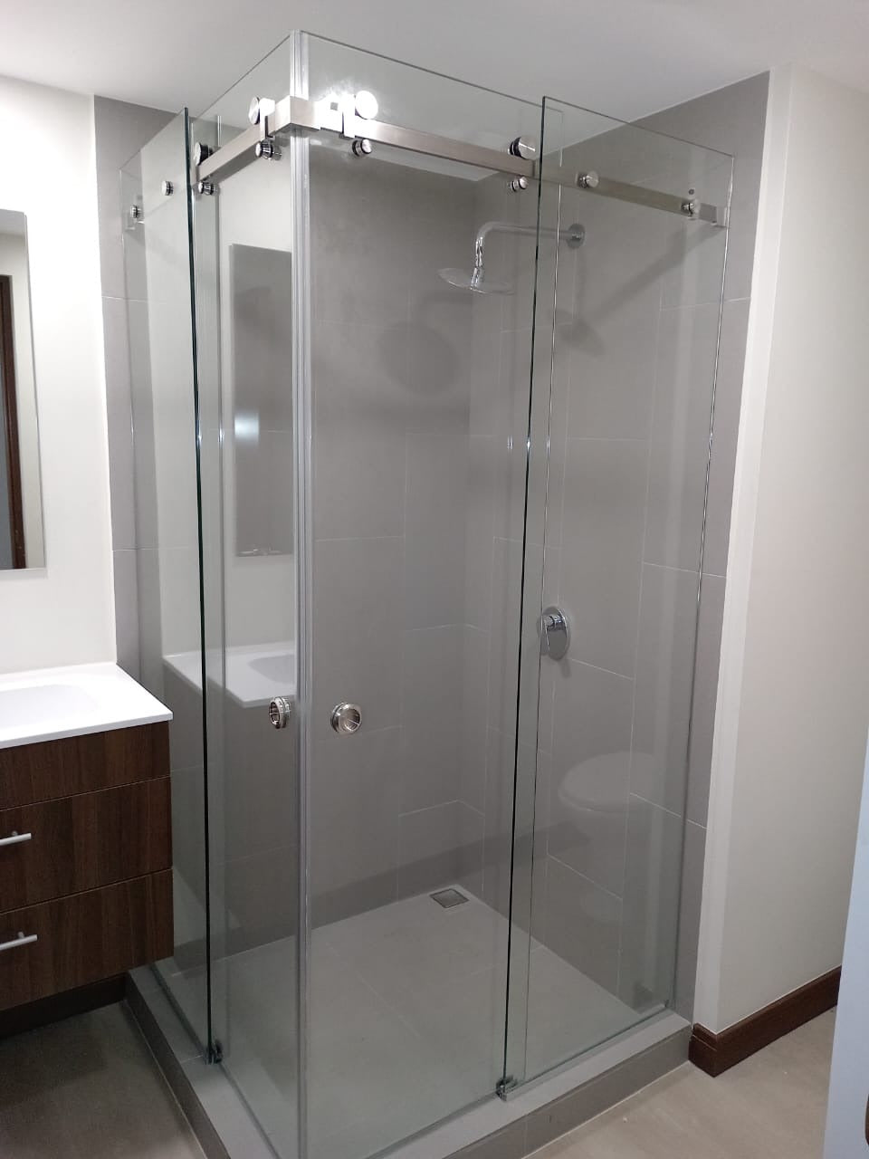 Puerta para ducha Sistema Corredizo Modelo Lusso con Vidrio Temperado Claro esp 8 mm - Modulación 90 Grados - Apertura de ambas Puertas - Accesorios Brillantes o Satinados