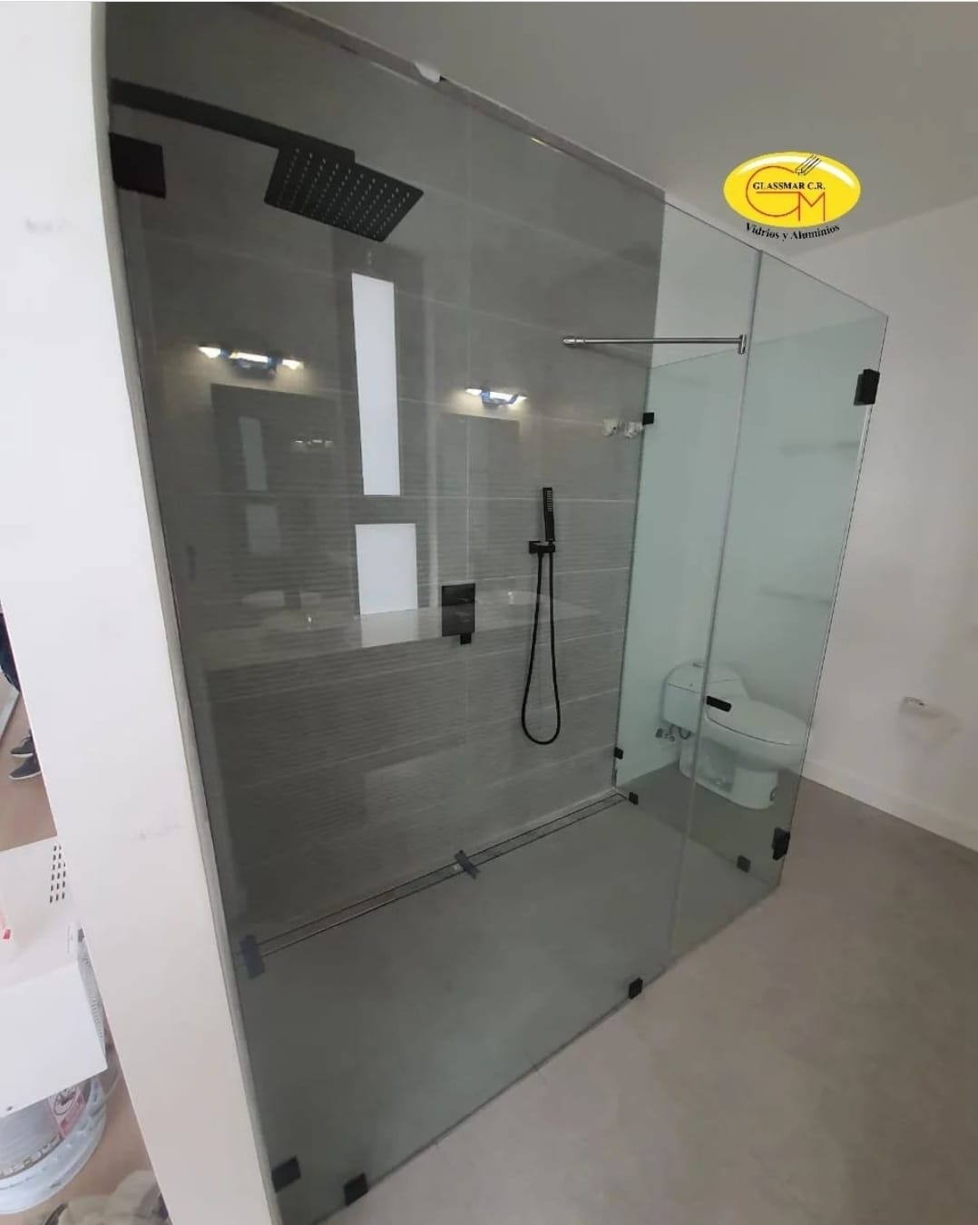 Puerta para ducha Sistema Batiente con Vidrio Temperado Claro esp 8 mm - Modulación en L - Accesorios negro mate