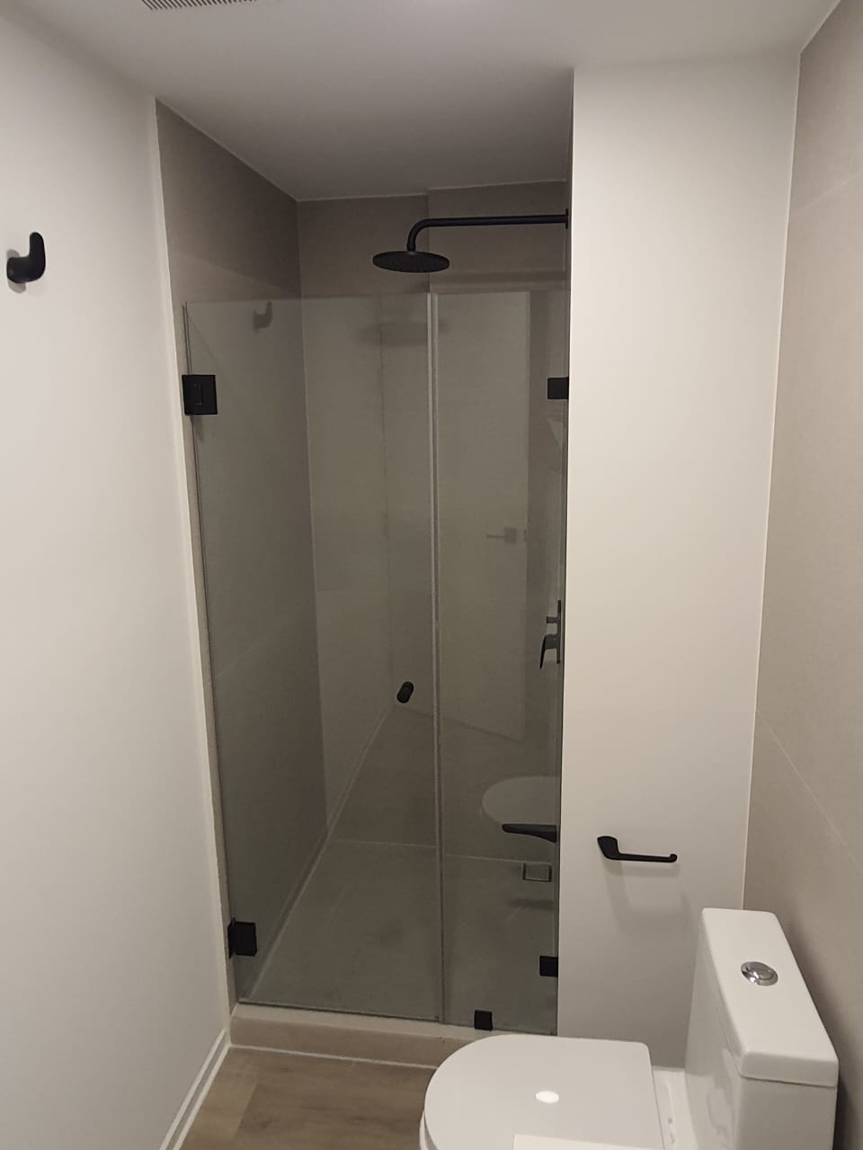 Puerta para Ducha Sistema Batiente con Vidrio Temperado Claro esp 8 mm - Accesorios Negro Mate