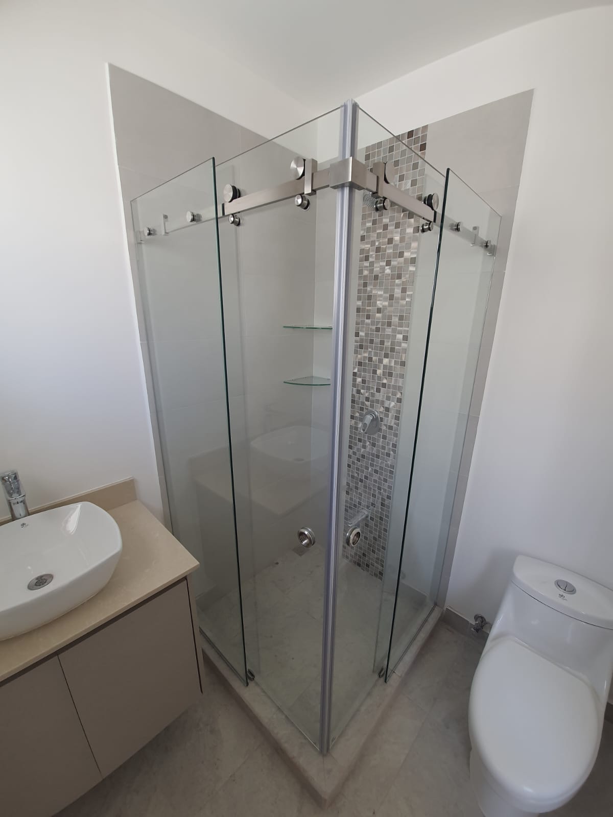 Puerta para ducha Sistema Corredizo Modelo Lusso con Vidrio Temperado Claro esp 8 mm - Modulación 90 Grados - Apertura de ambas Puertas - Accesorios Brillantes o Satinados