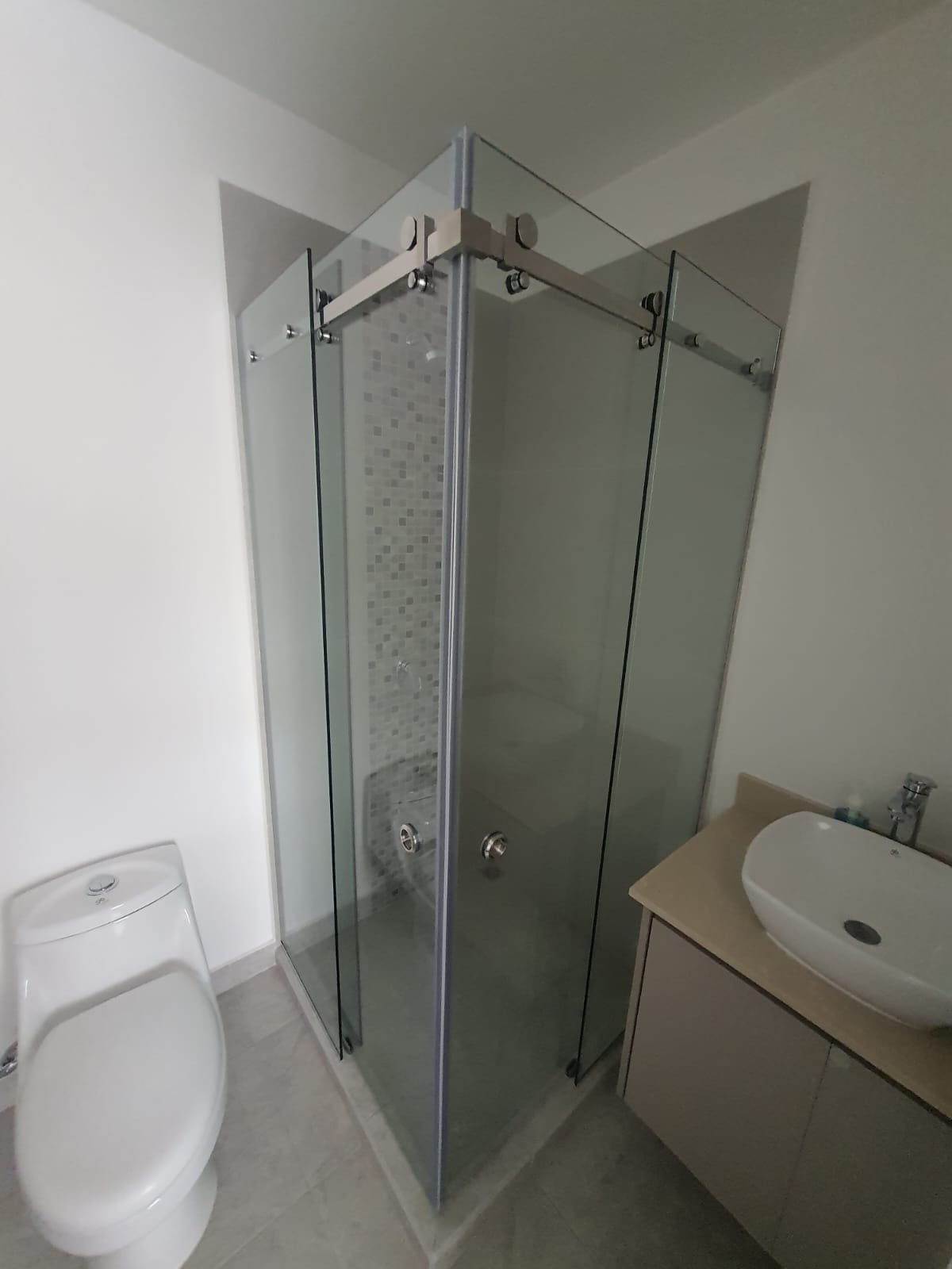 Puerta para ducha Sistema Corredizo Modelo Lusso con Vidrio Temperado Claro esp 8 mm - Modulación 90 Grados - Apertura de ambas Puertas - Accesorios Brillantes o Satinados