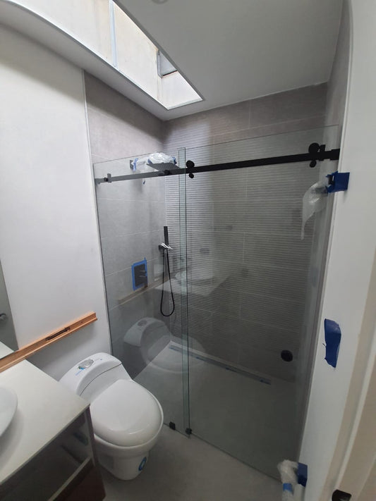 Puerta para Ducha Sistema Corredizo Modelo Lusso con Vidrio Temperado Claro esp 8 mm - Accesorios Negro Mate