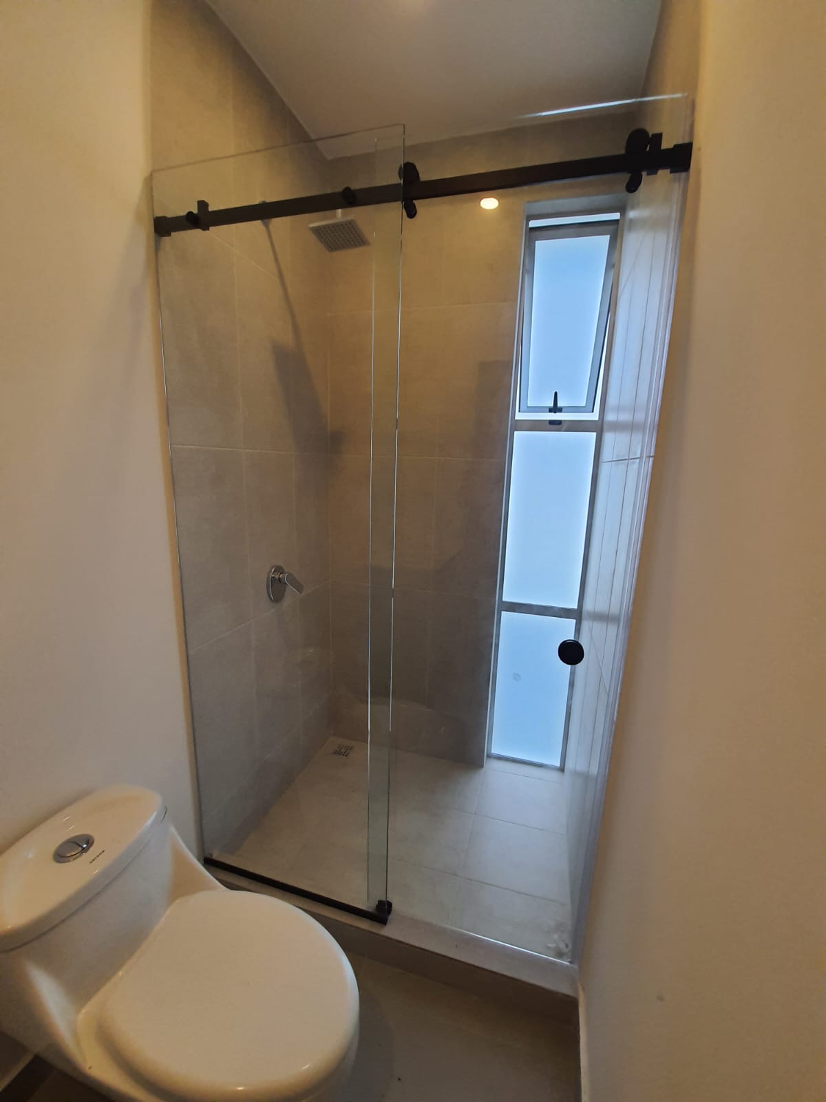 Puerta para Ducha Sistema Corredizo Modelo Lusso con Vidrio Temperado Claro esp 8 mm - Accesorios Negro Mate