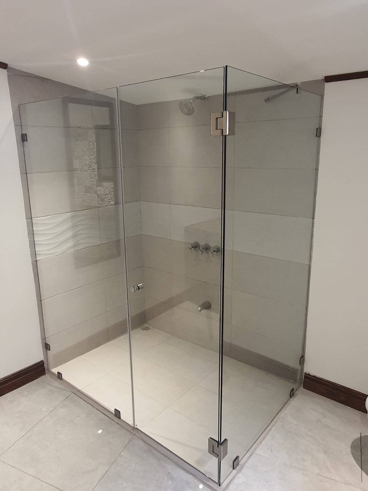 Puerta para Ducha Sistema Batiente con Vidrio Temperado Claro esp 8 mm - Modulación 90 Grados - Accesorios Cromados o Satinados