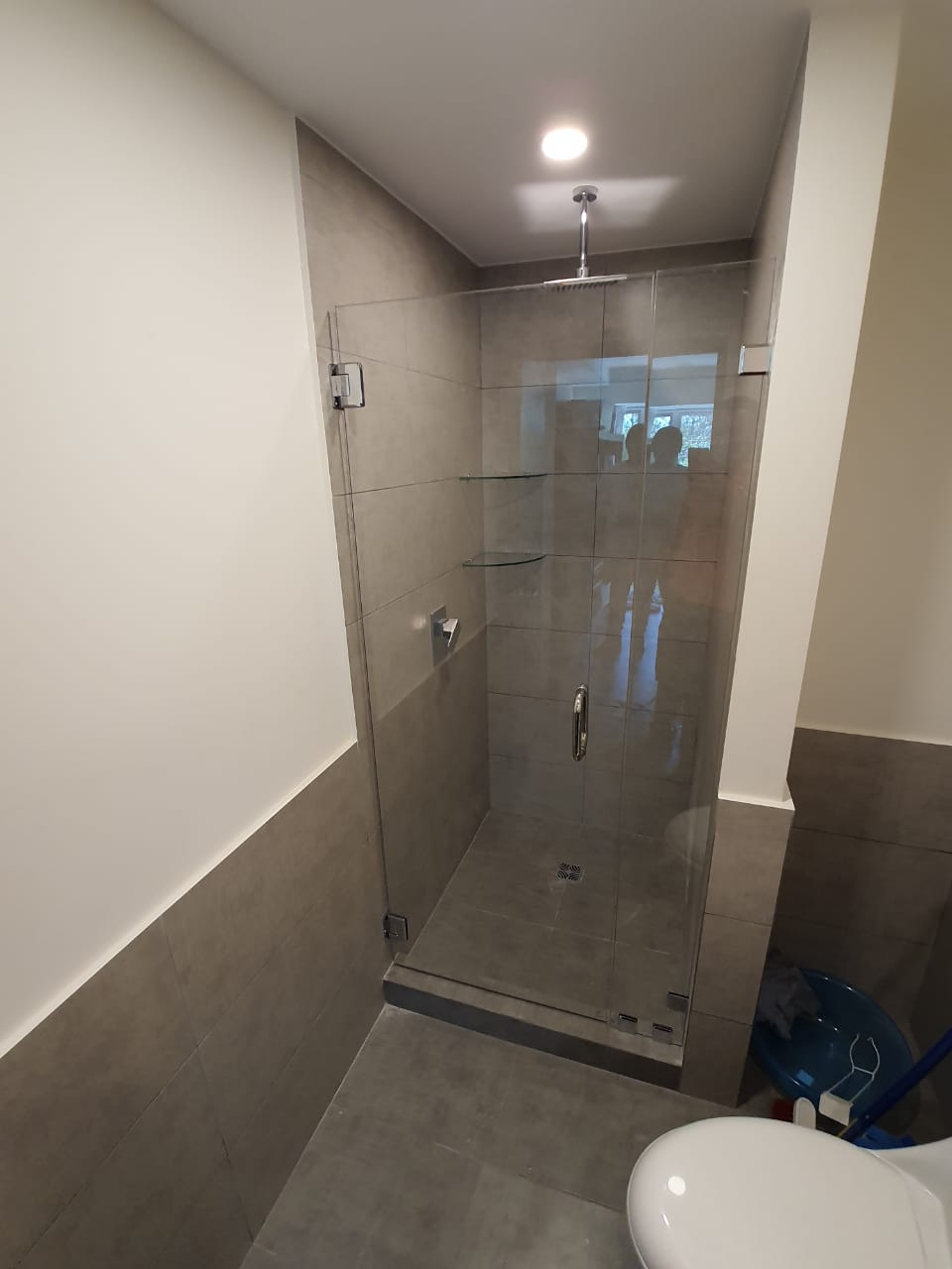 Puerta para Ducha Sistema Batiente con Vidrio Temperado Claro esp 8 mm - Accesorios Satinados o Cromados