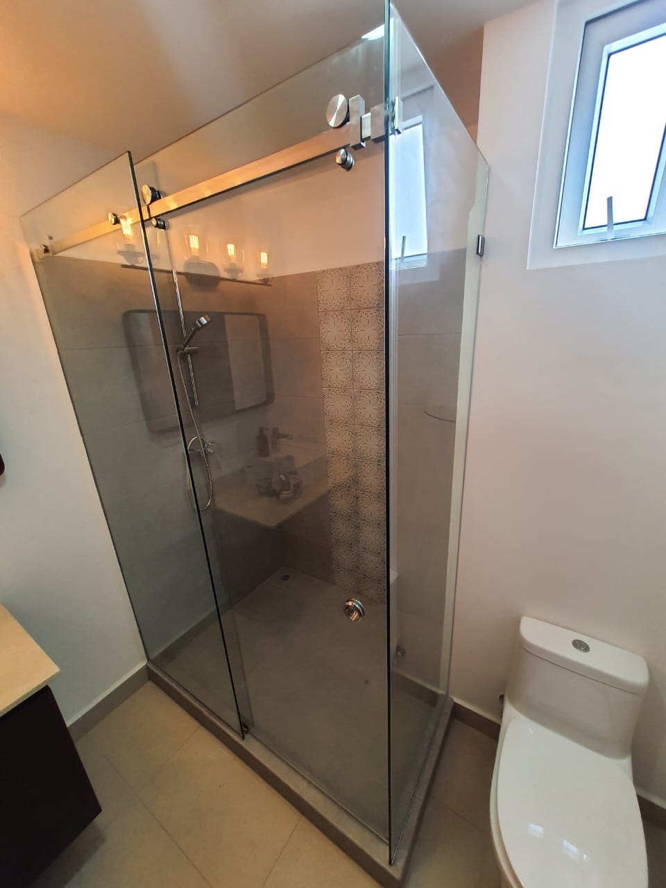 Puerta para ducha Sistema Corredizo Modelo Lusso con Vidrio Temperado Claro esp 8 mm - Modulación 90 Grados - Apertura de una Puerta - Accesorios Cromados o Satinados