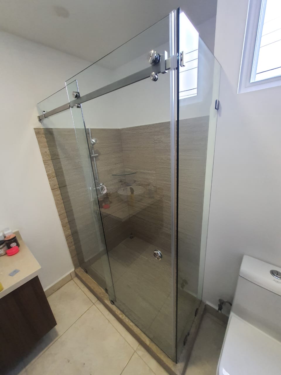 Puerta para ducha Sistema Corredizo Modelo Lusso con Vidrio Temperado Claro esp 8 mm - Modulación 90 Grados - Apertura de una Puerta - Accesorios Cromados o Satinados