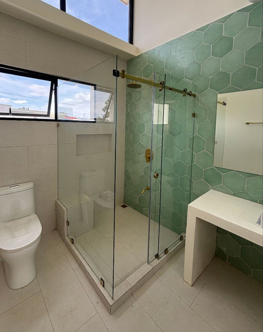 Puerta para ducha Sistema Corredizo Modelo Lusso con Vidrio Temperado Claro esp 8 mm - Modulación 90 Grados - Apertura de una Puerta - Accesorios acabado dorado brillante
