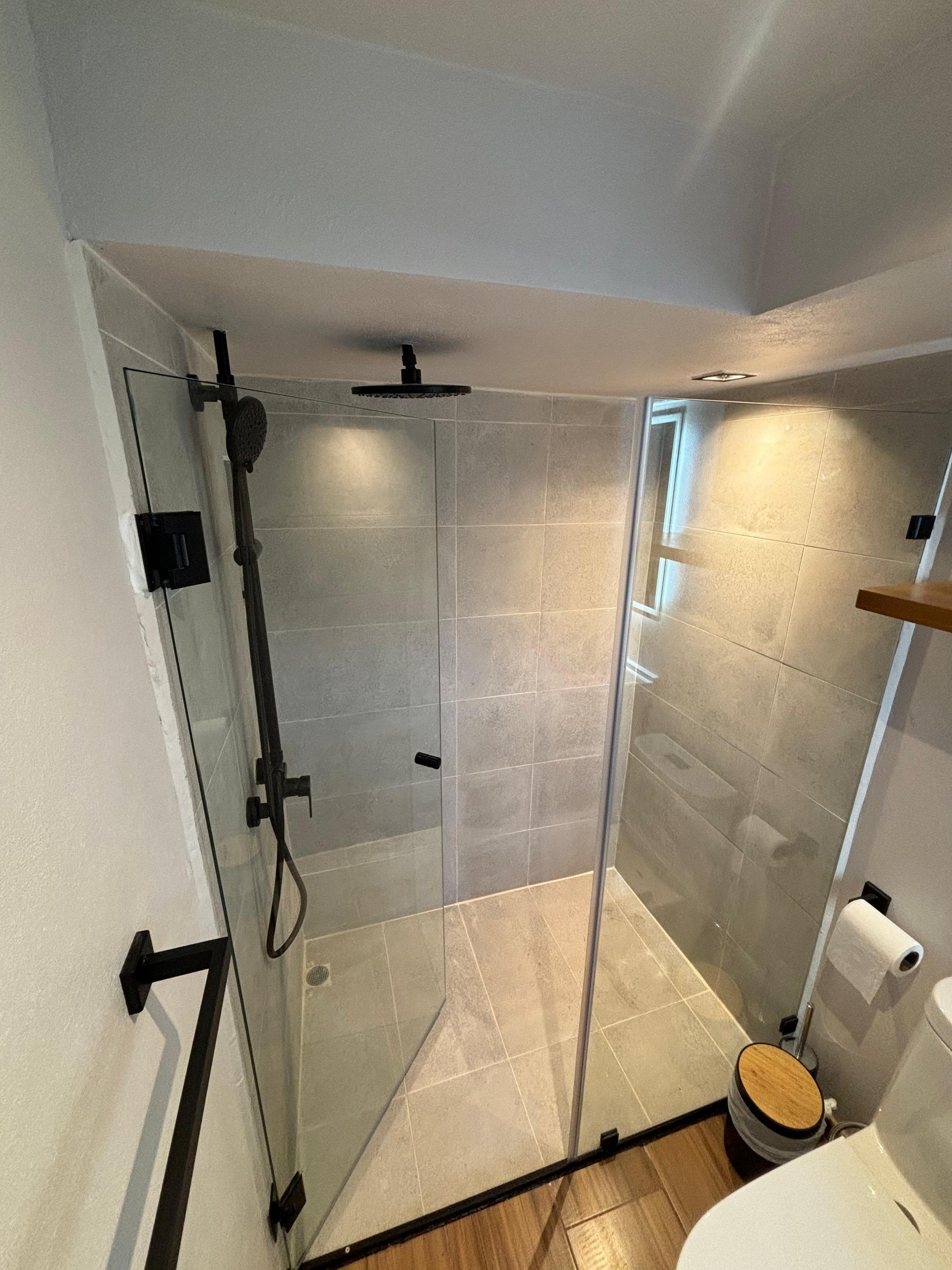 Cargar video: Puerta de vidrio para baño