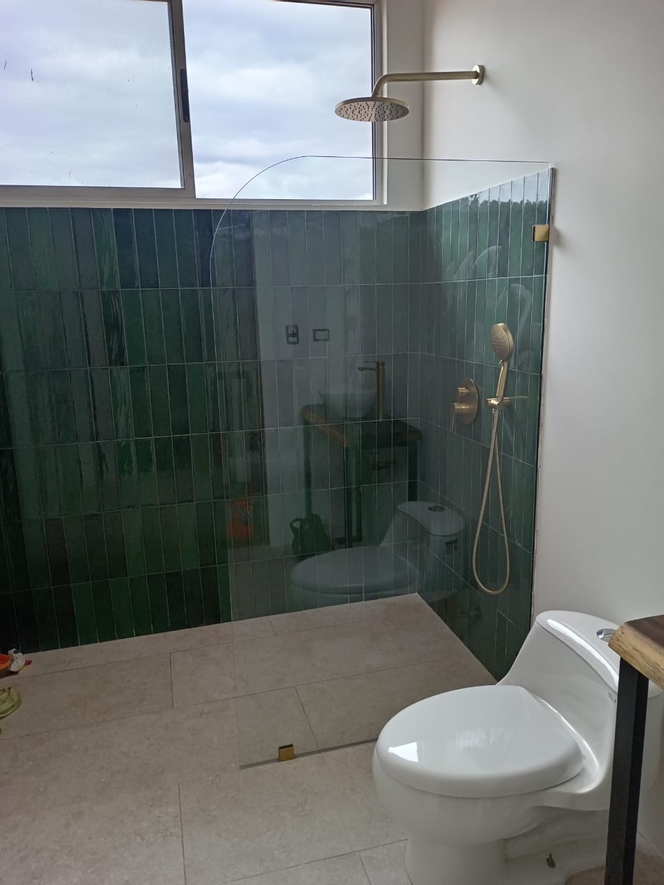 Mampara para Ducha con Vidrio Temperado claro esp 8 mm - Accesorios Dorados - Corte curvo