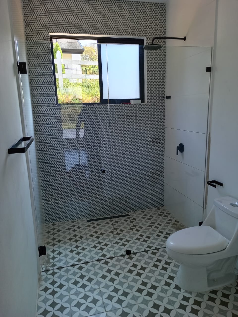 Puerta para Ducha Sistema Batiente con Vidrio Temperado Claro esp 8 mm - Accesorios Negro Mate