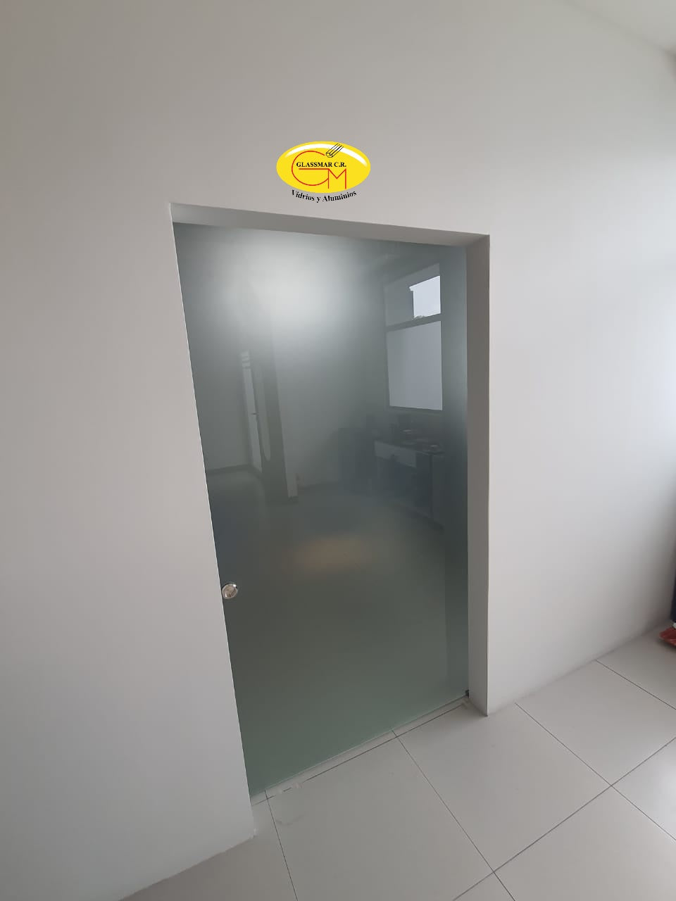 PUERTA CORREDIZA SISTEMA DE RODIN R EN VIDRIO TEMPERADO ESP 10mm CLARO